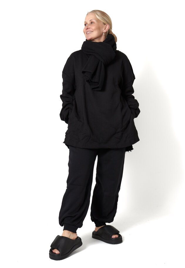 Sort Aarhus - Oversize sweatshirt med asymmetrisk længde samt slids Sort Aarhus - Oversize sweatshirt med asymmetrisk længde samt slids
