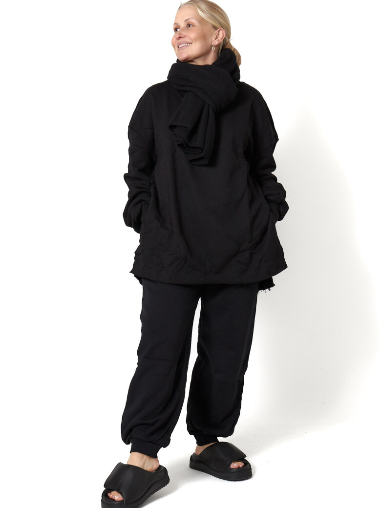 Sort Aarhus - Oversize sweatshirt med asymmetrisk længde samt slids