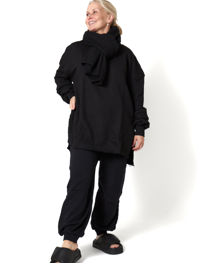 Sort Aarhus - Oversize sweatshirt med asymmetrisk længde samt slids