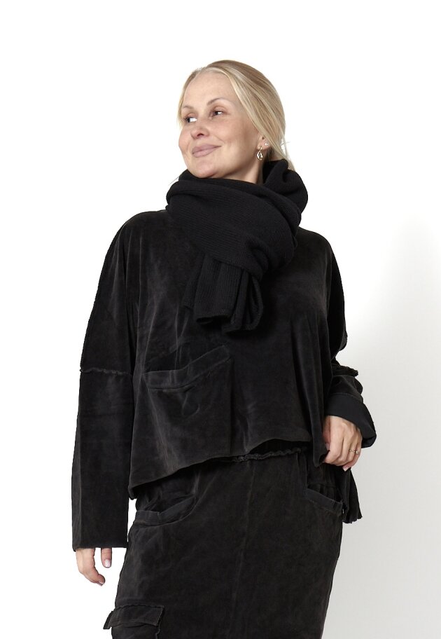 Sort Aarhus - Bluse i velour med synlig lomme foran