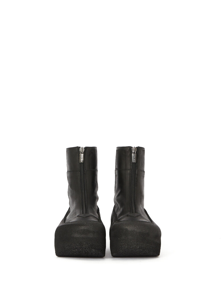 Lofina - Boot with front zipper and plateau