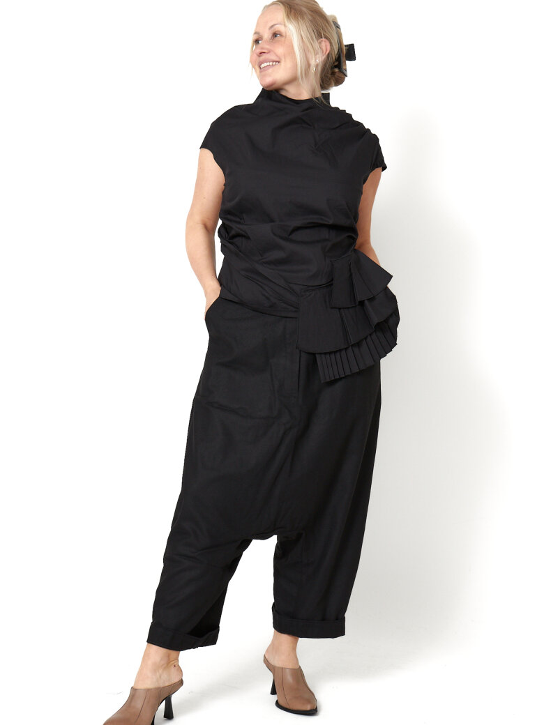 Sort Aarhus - Elegant top med plisseret detalje 