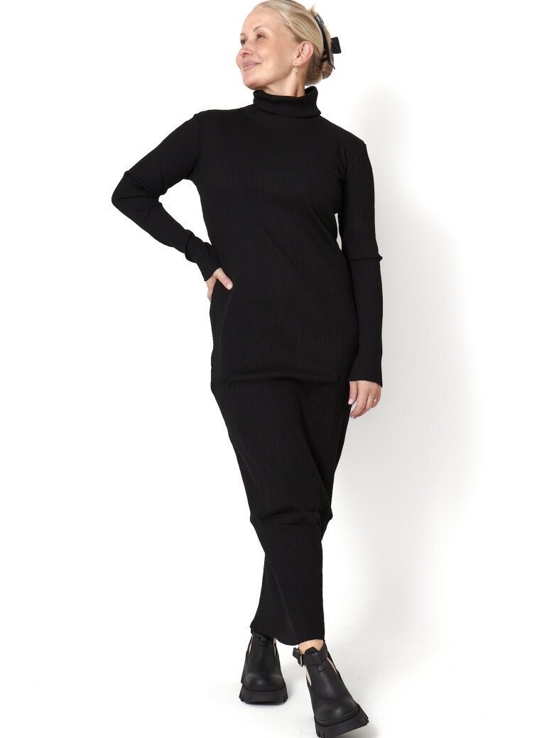 Sort Aarhus - Lang kjole i bred rib med thumb opening og høj hals