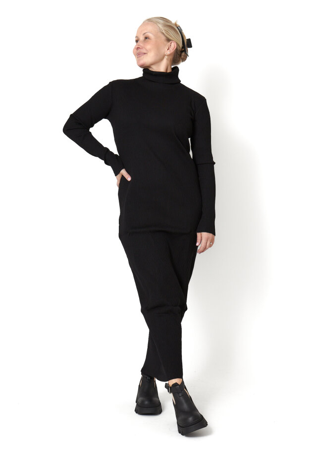 Sort Aarhus - Long dress in wide rib with thumb opening and high neck