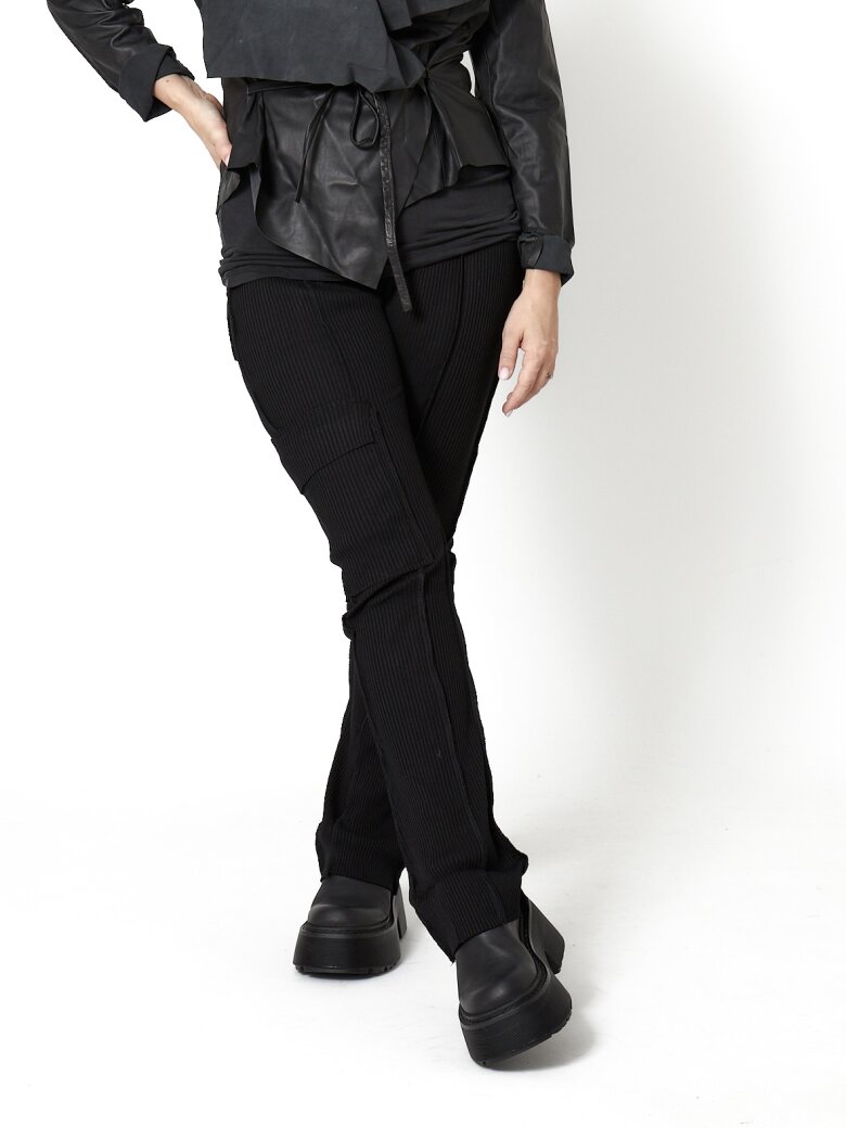 Sort Aarhus - Bukser i bred rib med svaj og lommer bagpå