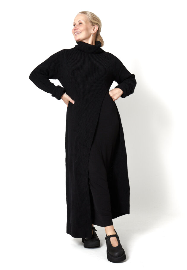 Sort Aarhus - Knitted wool dress with high slit and high neck Sort Aarhus - Knitted wool dress with high slit and high neck
