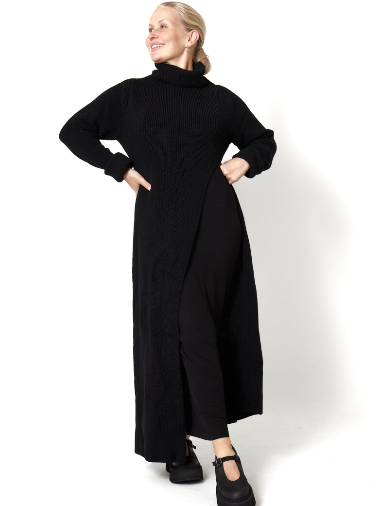 Sort Aarhus - Knitted wool dress with high slit and high neck