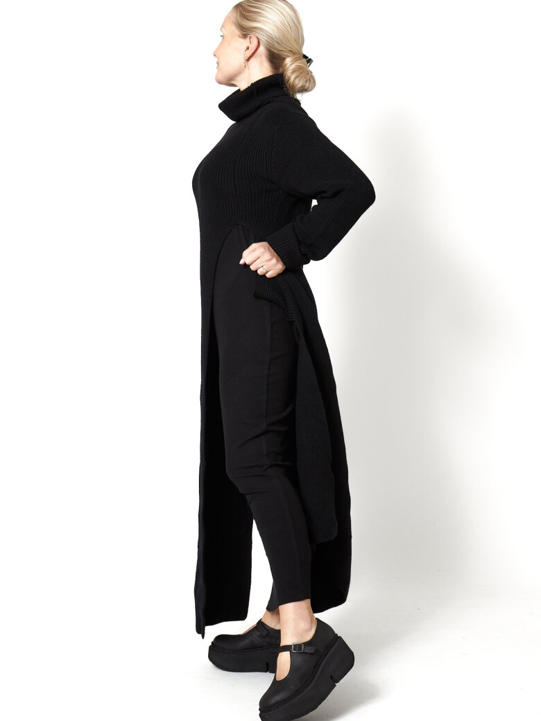 Sort Aarhus - Knitted wool dress with high slit and high neck