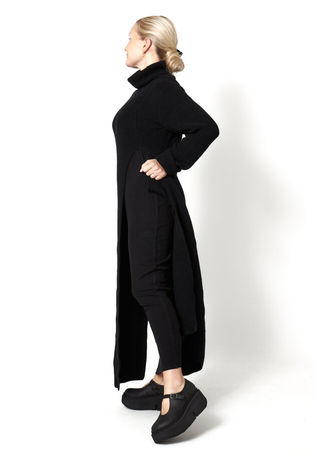 Sort Aarhus - Strikket kjole i uld med høj hals og høj slids