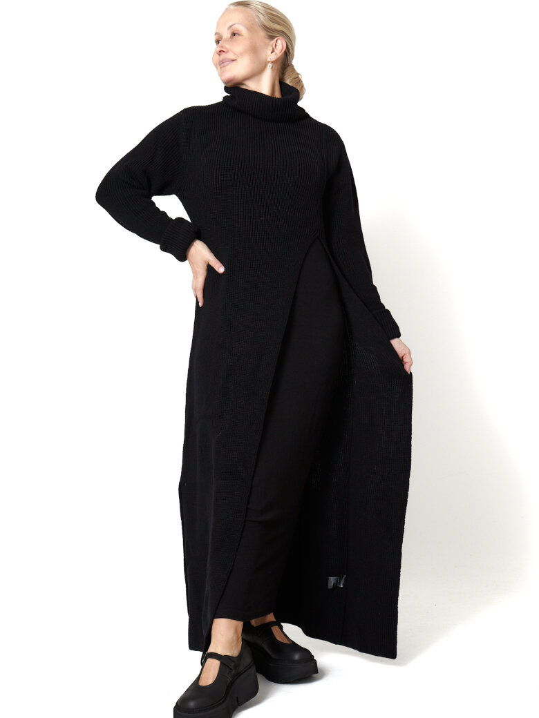 Sort Aarhus - Knitted wool dress with high slit and high neck
