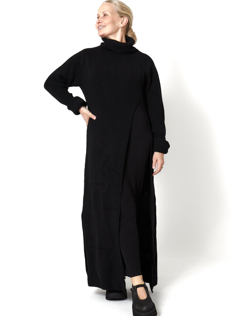 Sort Aarhus - Knitted wool dress with high slit and high neck