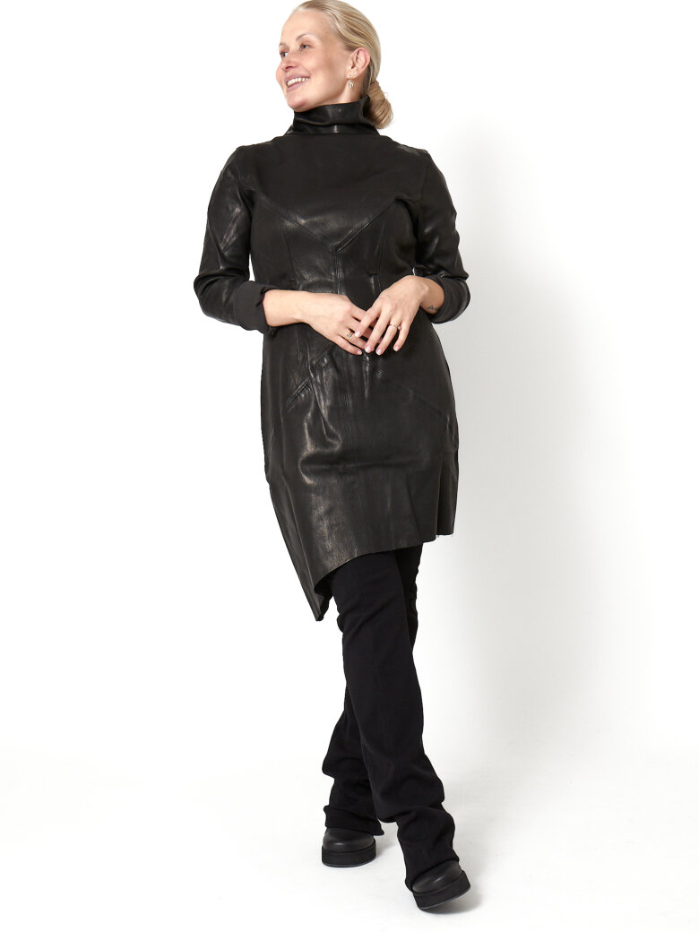 Sort Aarhus - Tætsiddende skindkjole med høj hals og asymmetrisk snit