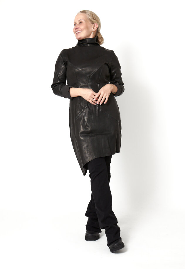 Sort Aarhus - Tight leather dress with high neck and asymmetrical cut