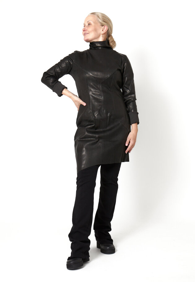 Sort Aarhus - Tætsiddende skindkjole med høj hals og asymmetrisk snit