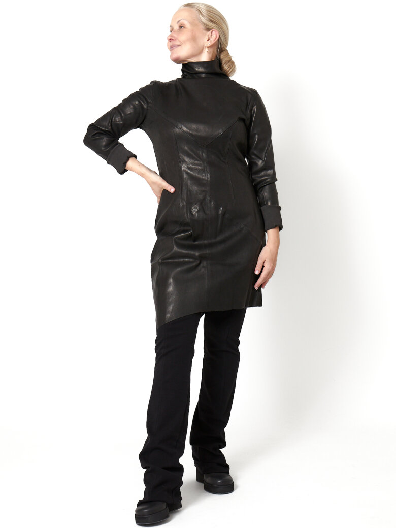 Sort Aarhus - Tætsiddende skindkjole med høj hals og asymmetrisk snit