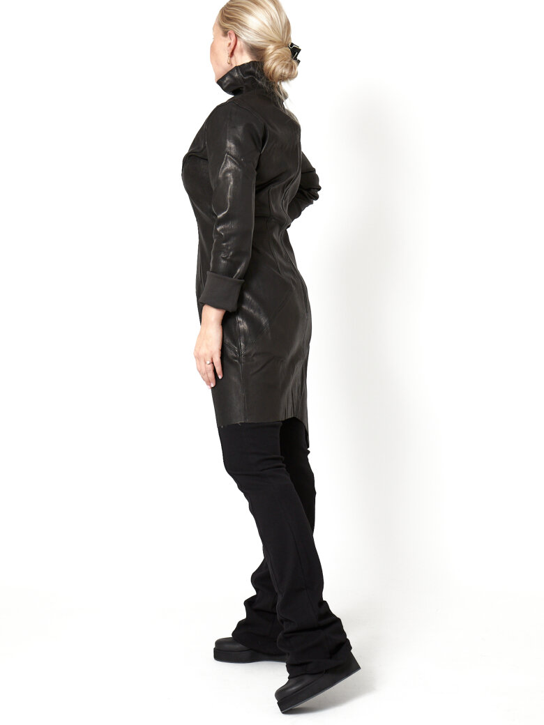 Sort Aarhus - Tætsiddende skindkjole med høj hals og asymmetrisk snit