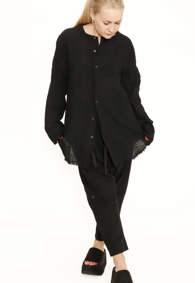 Shirt with button closure and raw edges Shirt with button closure and raw edges