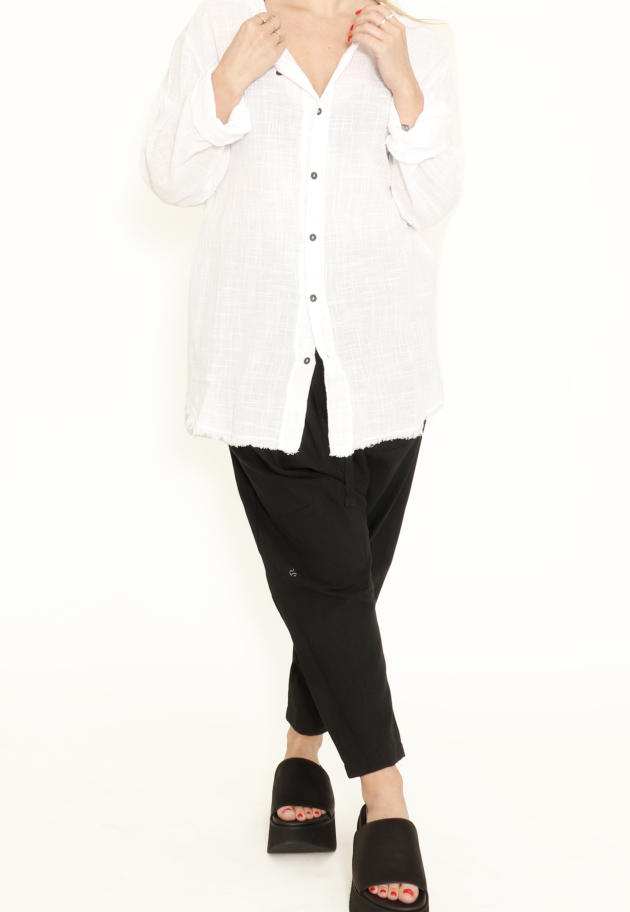 Shirt with button closure and raw edges Shirt with button closure and raw edges