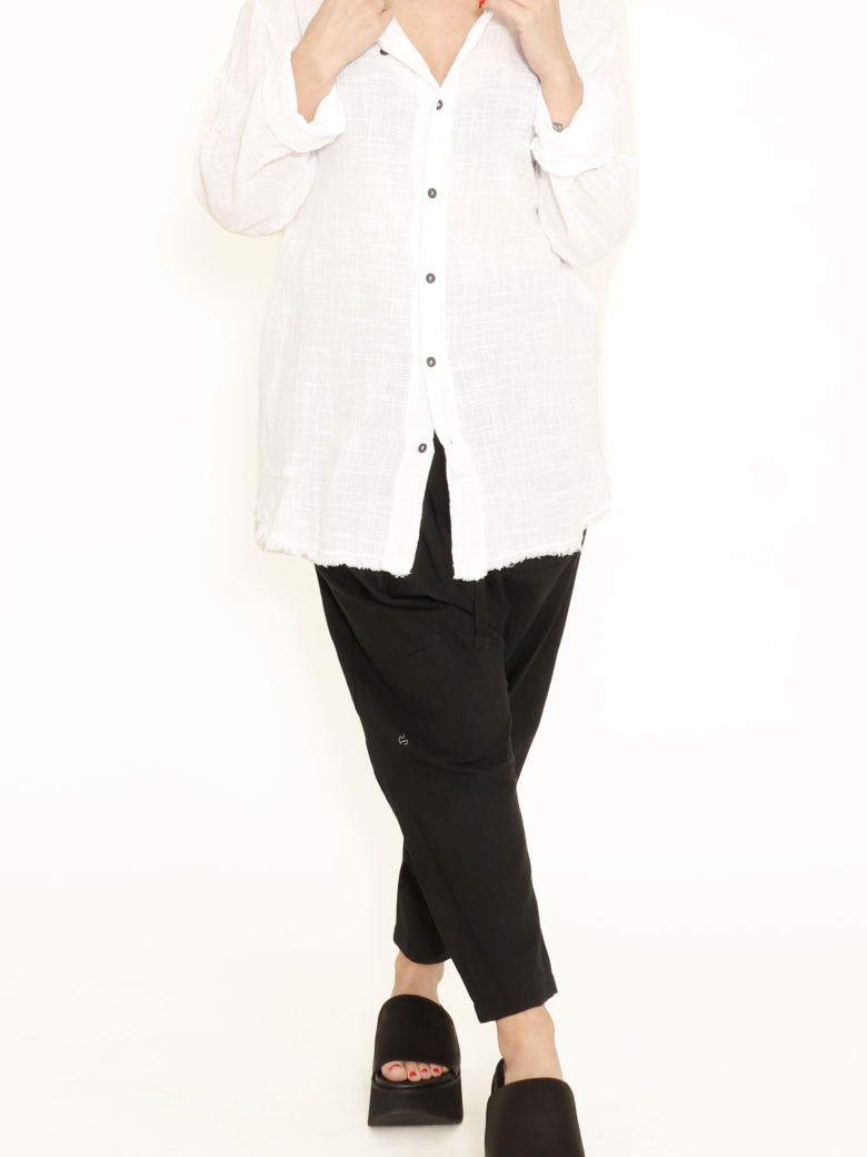 Skjorte med knaplukning og rå kanter