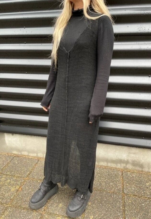 Dress with slits and a deep back Dress with slits and a deep back