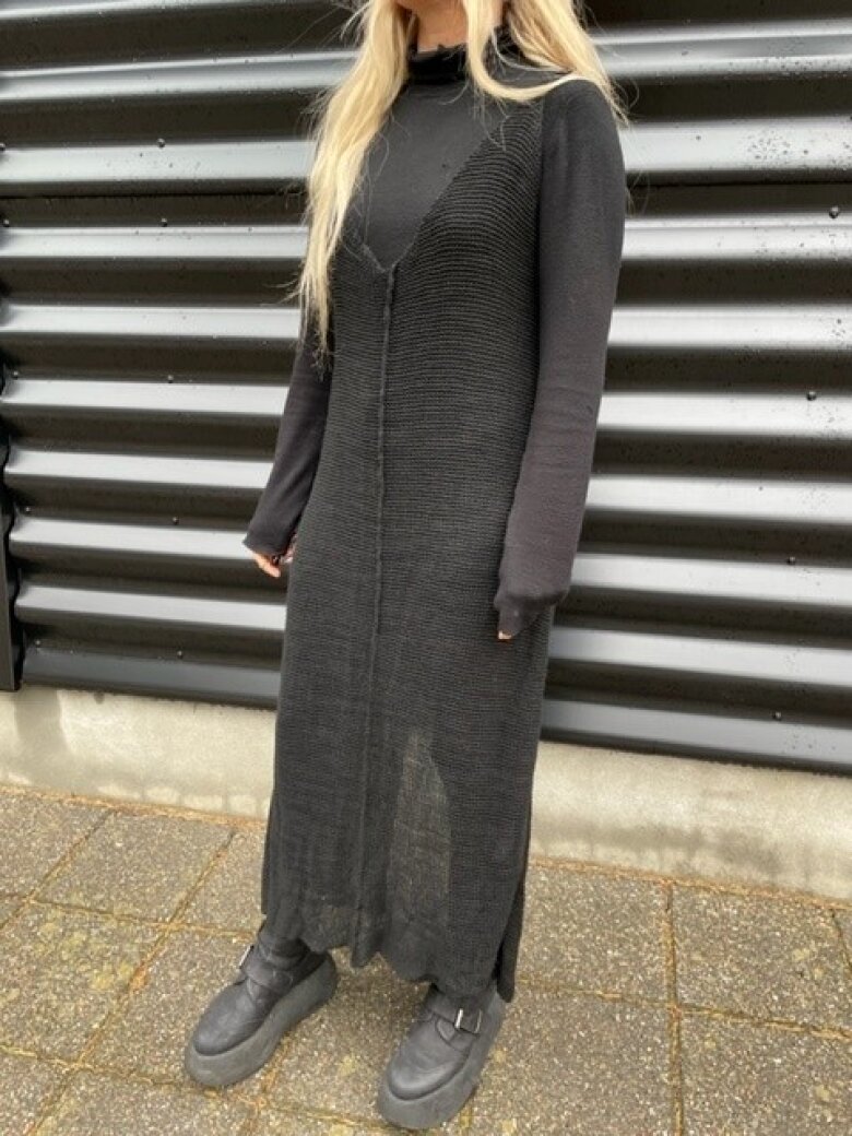 Kjole med slids og dyb front/ryg