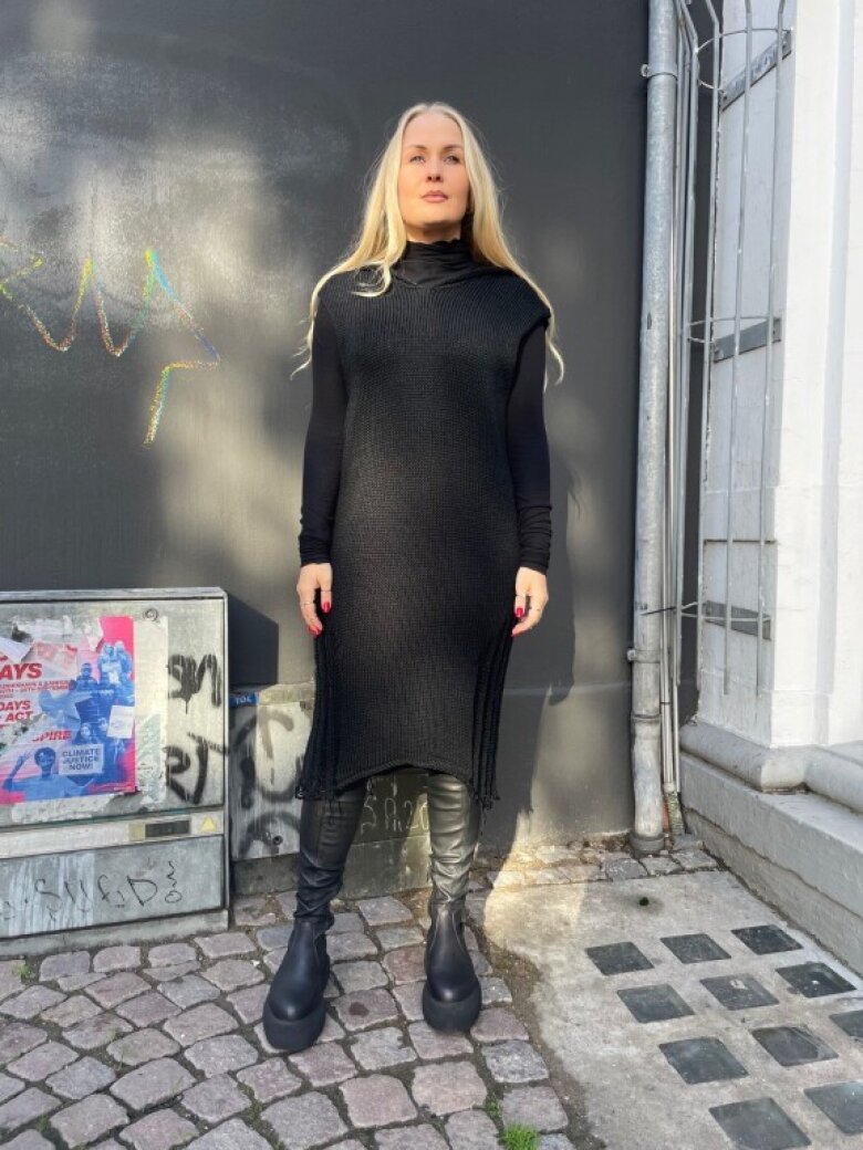 Kjole med slids og dyb front/ryg