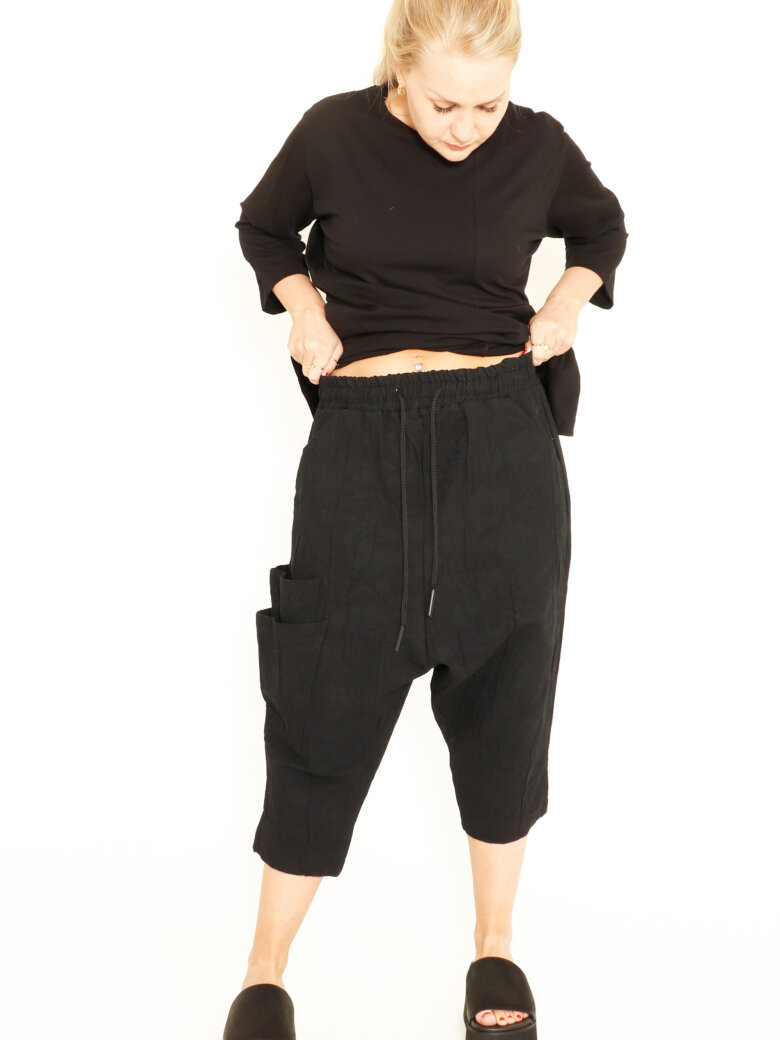 3/4 trousers with pockets, and elastic and laces in the waist