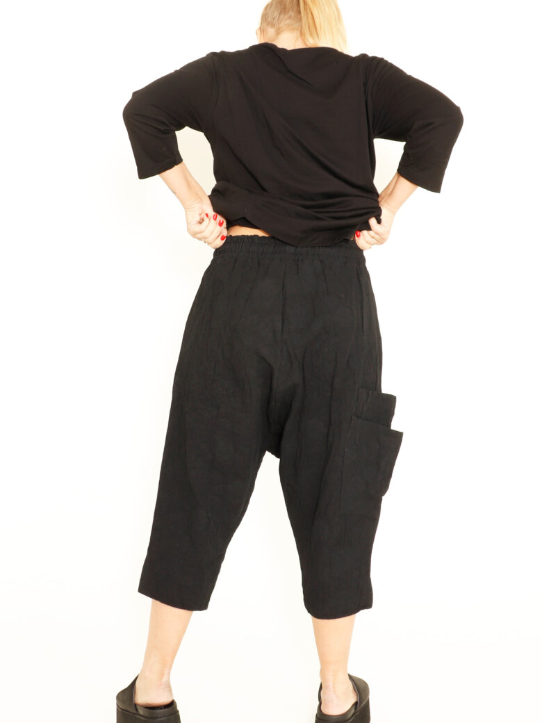 3/4 trousers with pockets, and elastic and laces in the waist