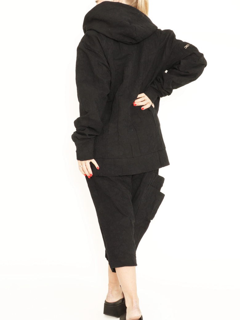 Jacket with hoodie, pockets and a zipper