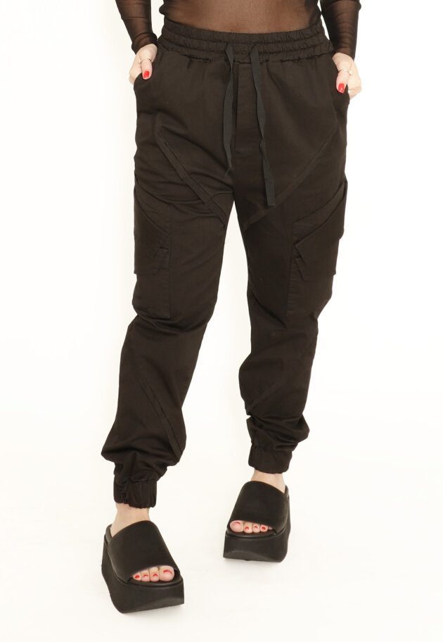 Trousers with pockets and elastic waist band Trousers with pockets and elastic waist band
