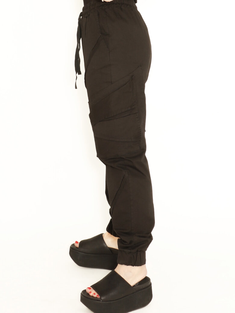 Bukser med lommer, elastik i taljen og forneden