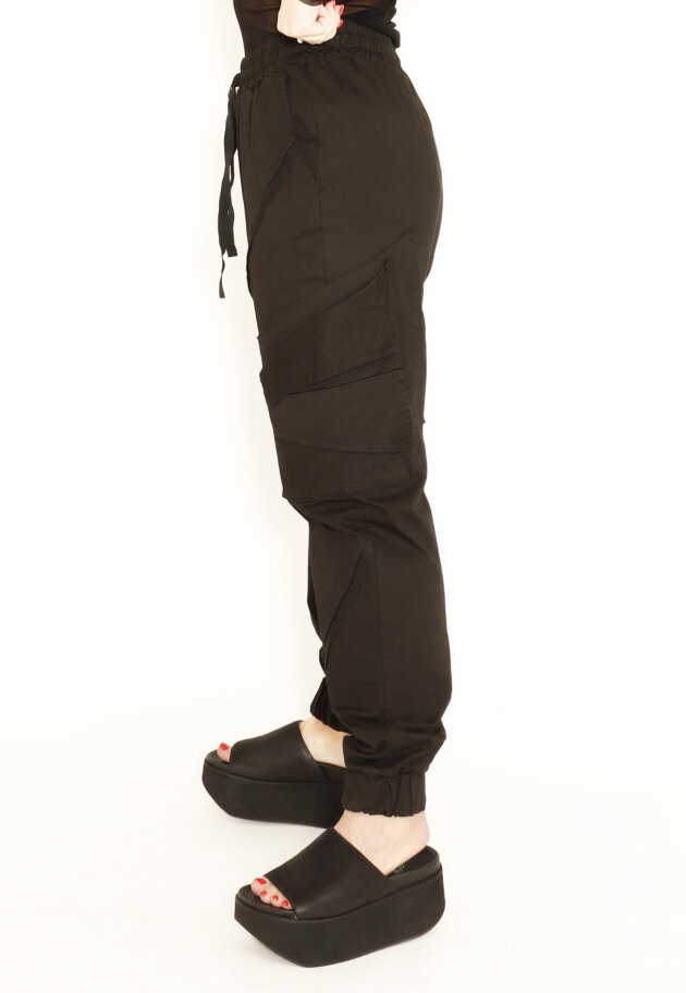 Trousers with pockets and elastic waist band