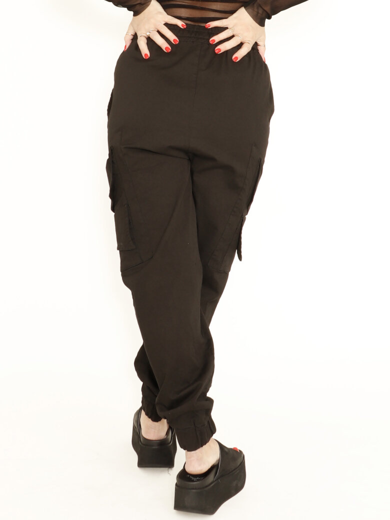 Trousers with pockets and elastic waist band