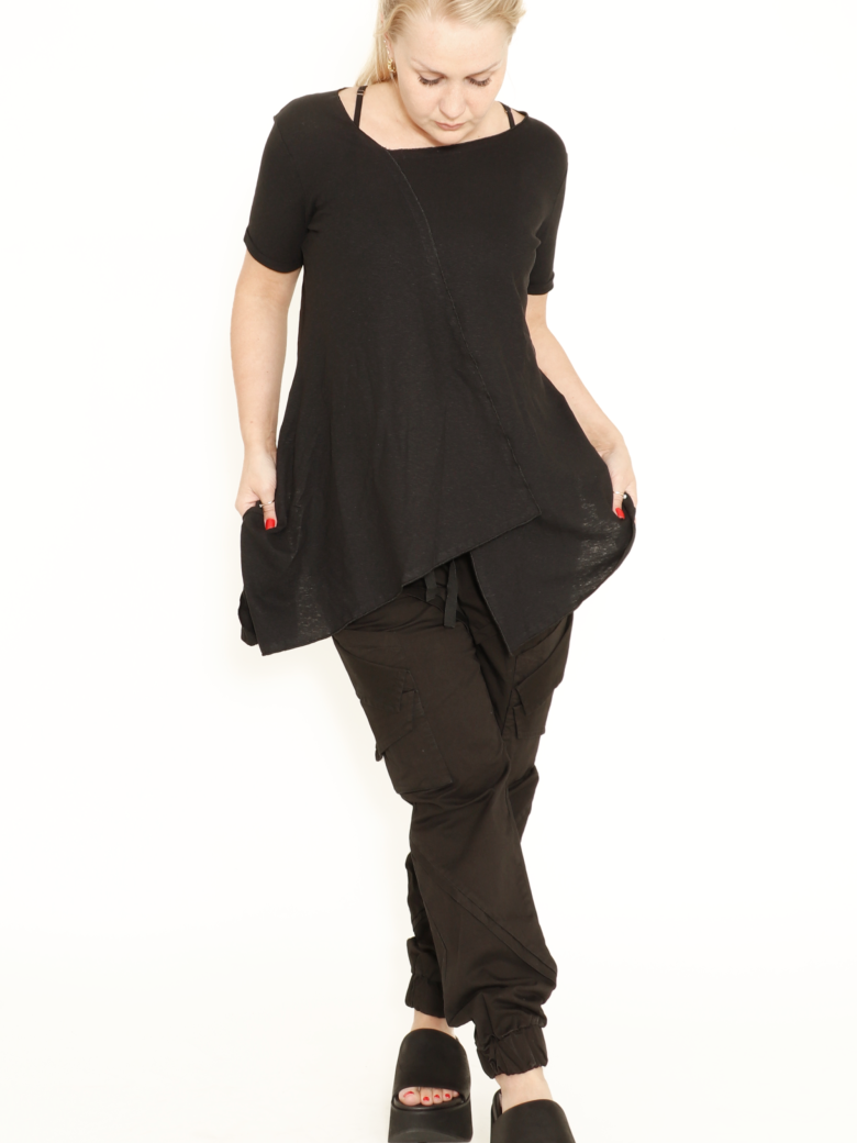 T-shirt i asymmetrisk snit og med opsmøg ved ærmer