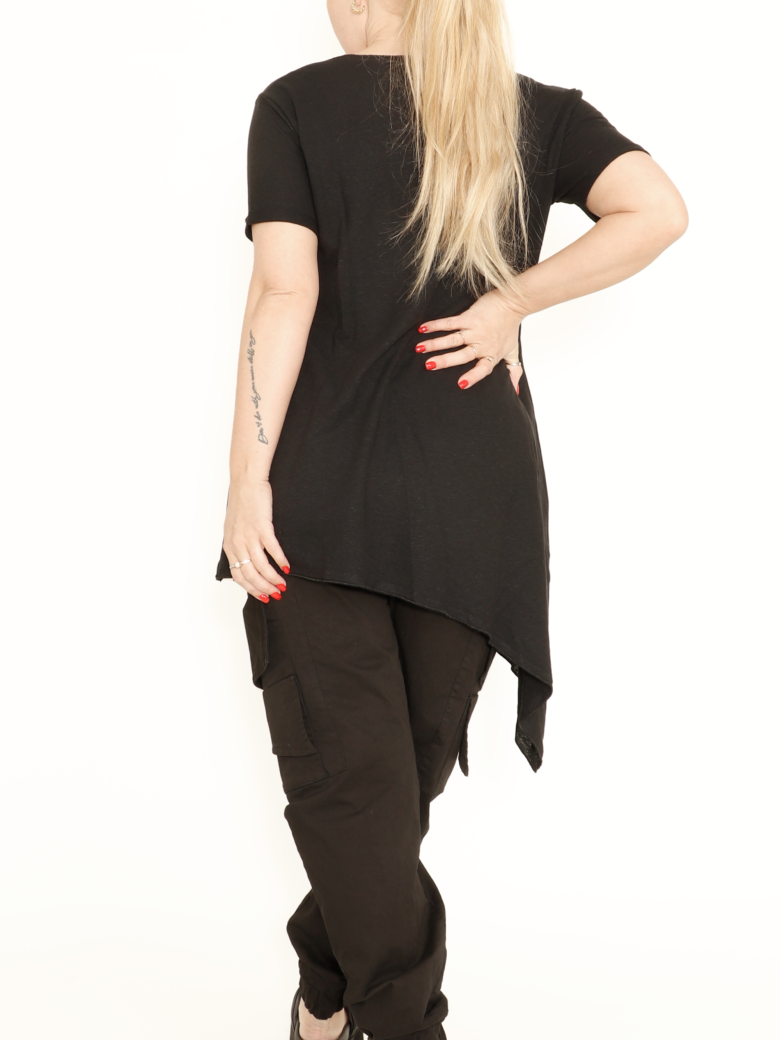 T-shirt i asymmetrisk snit og med opsmøg ved ærmer