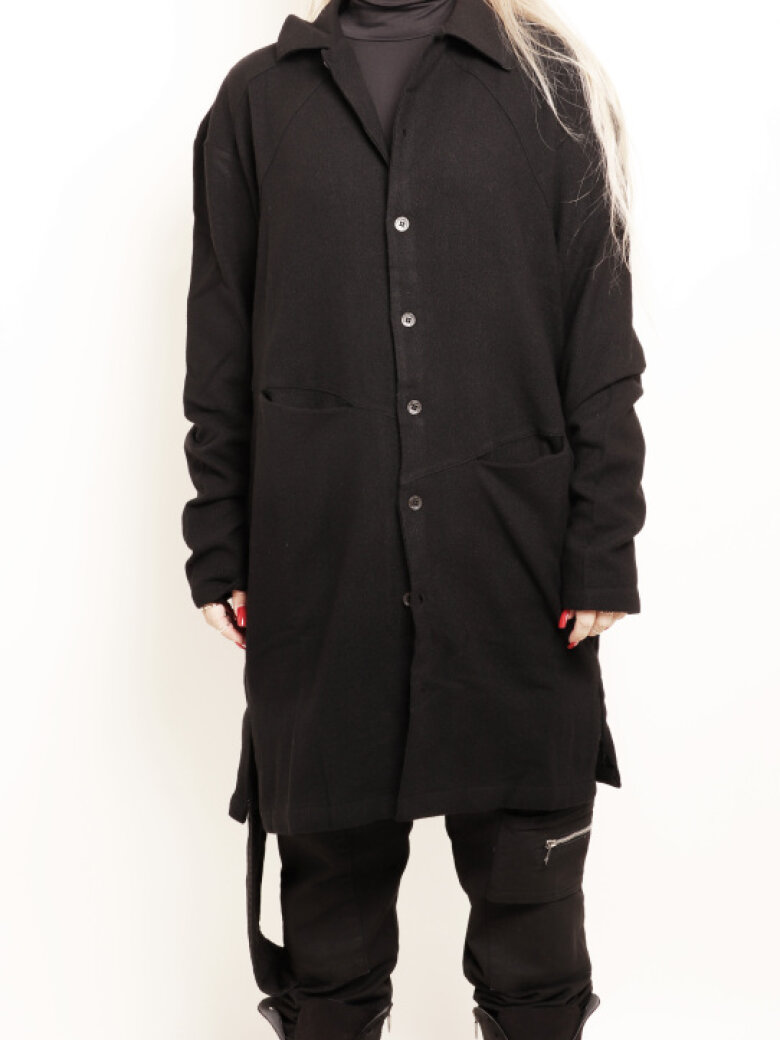 Skjorte i uld med knapper og asymmetriske lommer