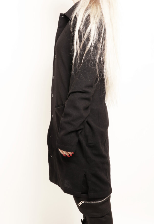 Skjorte i uld med knapper og asymmetriske lommer