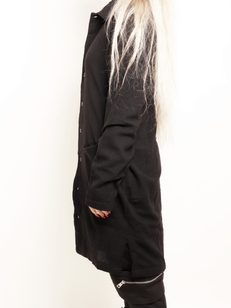 Skjorte i uld med knapper og asymmetriske lommer