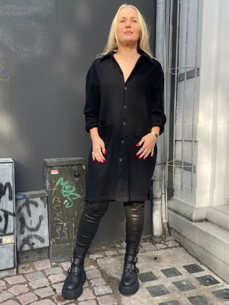 Skjorte i uld med knapper og asymmetriske lommer