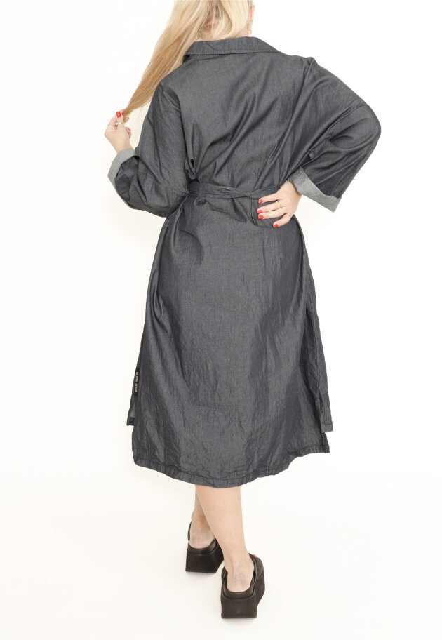 XD dress buttons, big pockets and a waist tie