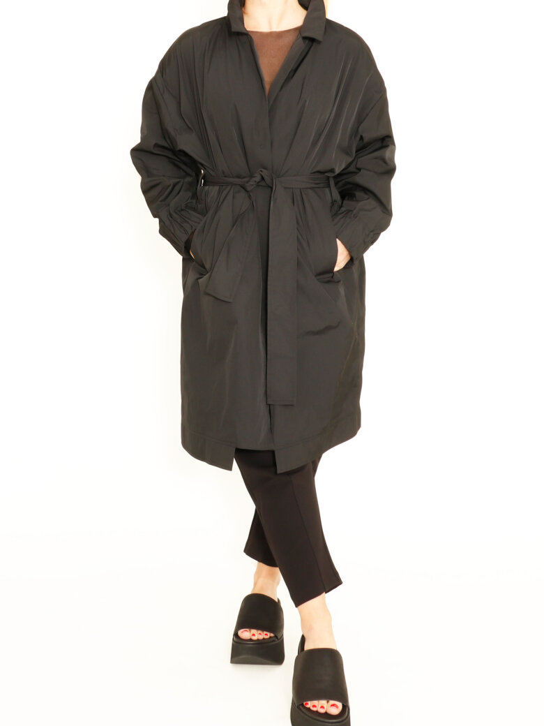 Half long trench with buttons, pockets and a waist tie