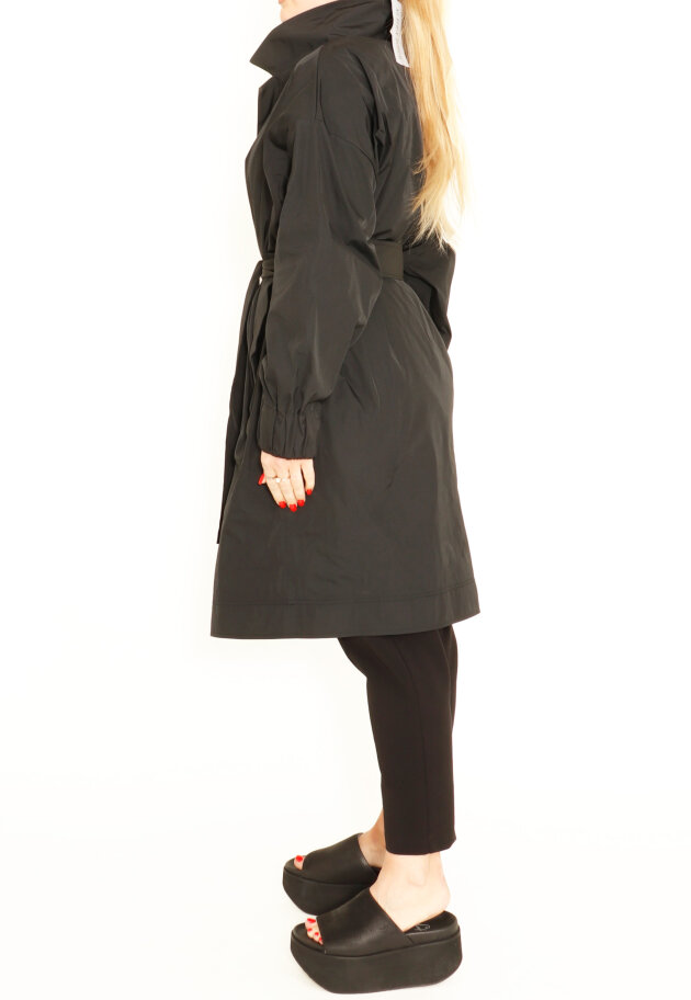 Half long trench with buttons, pockets and a waist tie