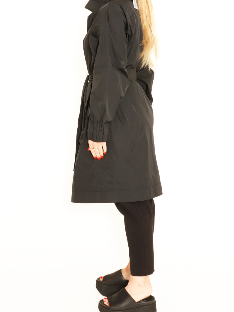 Half long trench with buttons, pockets and a waist tie