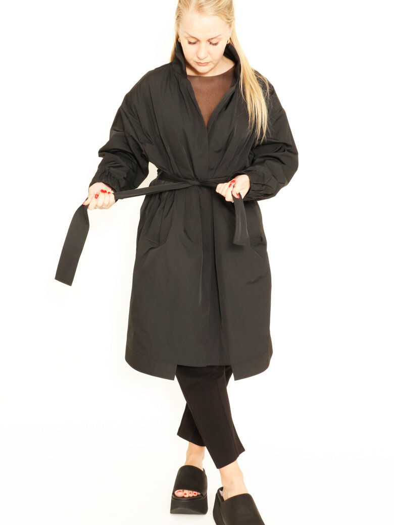 Halvlang trench med knapper, lommer og bindebånd