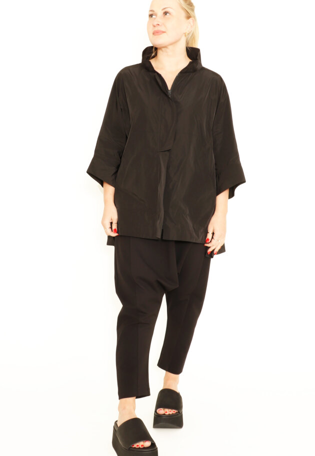 Jacket with 3/4 sleeves, a zipper and pockets Jacket with 3/4 sleeves, a zipper and pockets