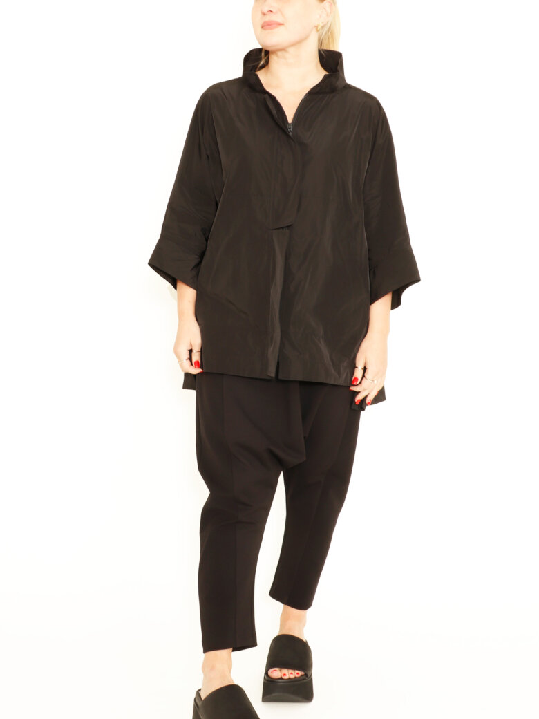 Jacket with 3/4 sleeves, a zipper and pockets