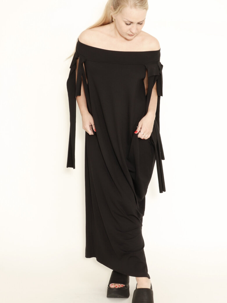 Long, sleeveless XD dress in asymmetrical cut