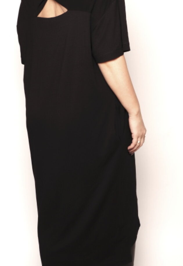 Dress with a detailed bag