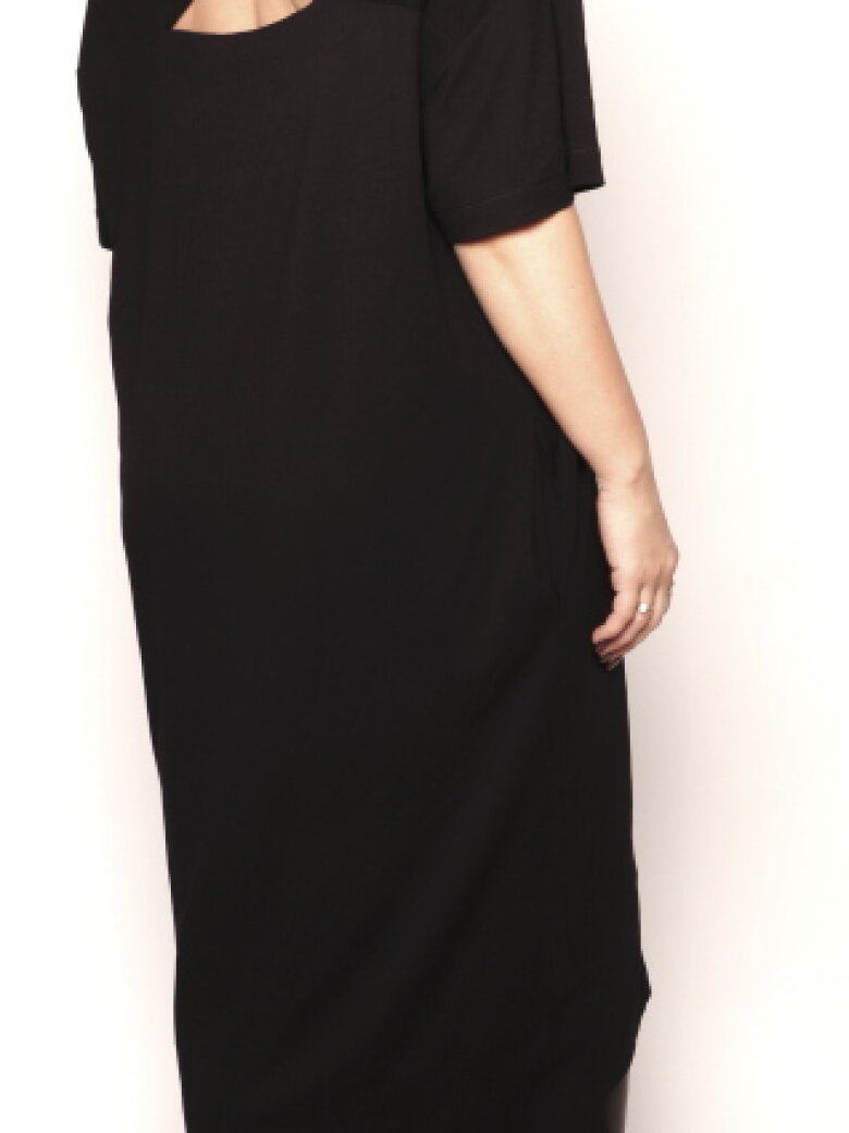 Dress with a detailed bag