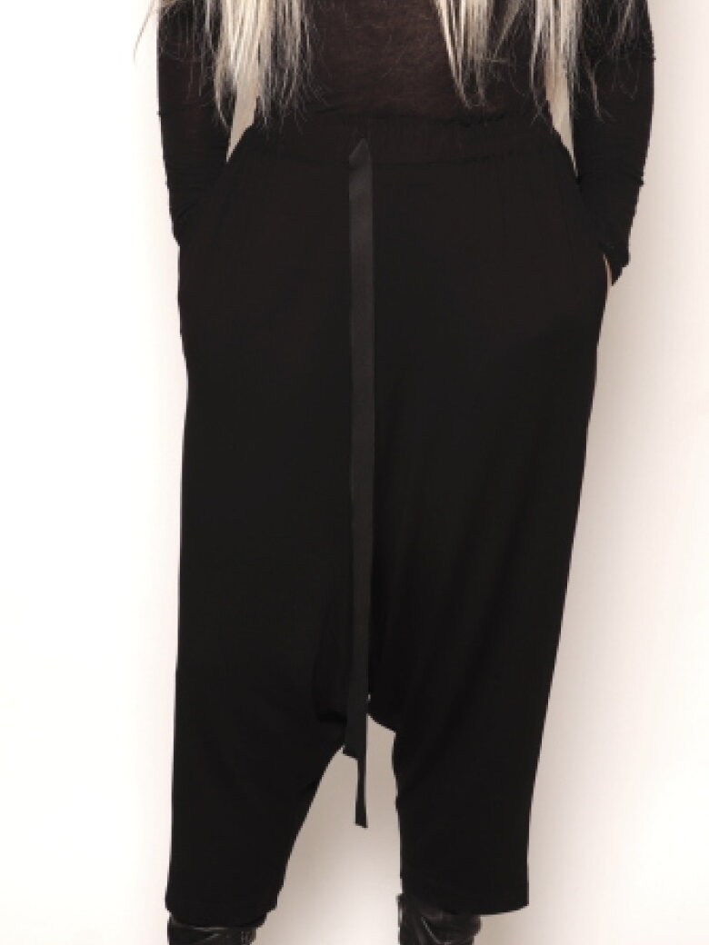 3/4 length trousers with elastic waist band